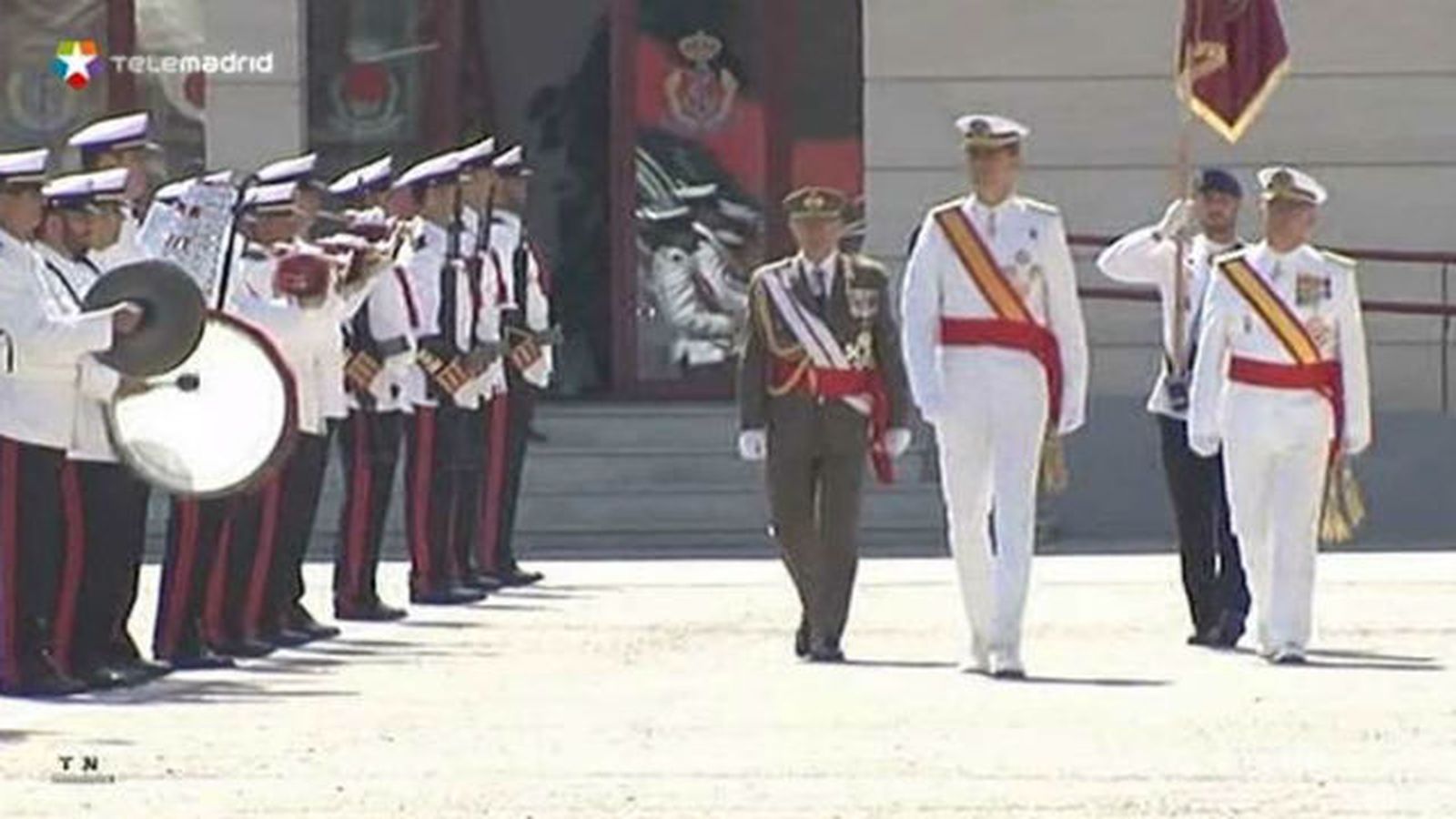 Felipe VI pasando revista