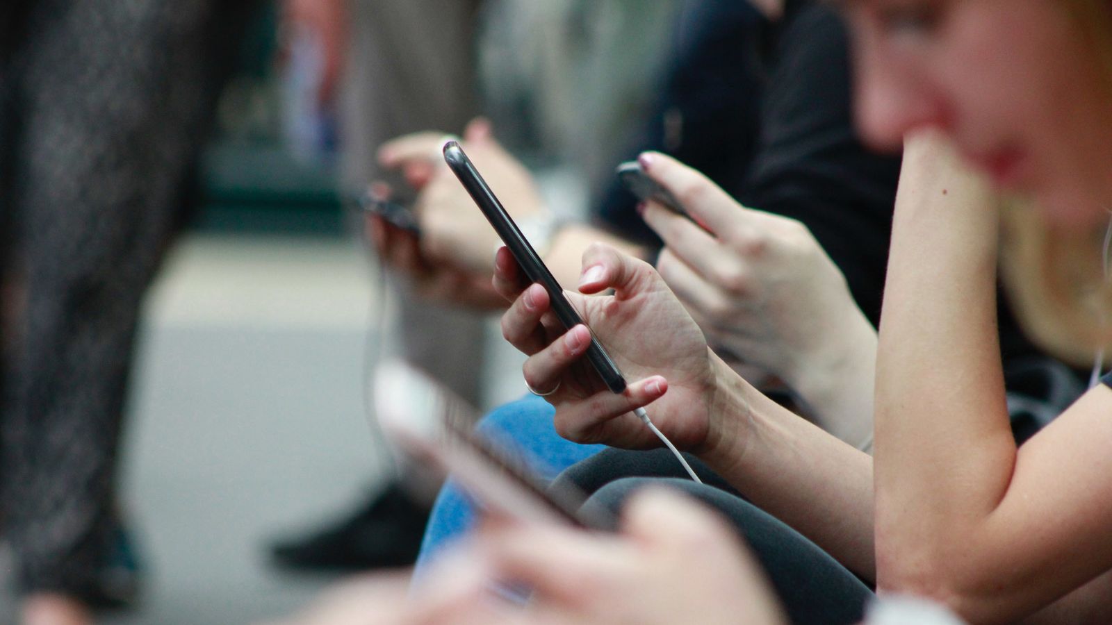 Una persona usa su teléfono móvil en la calle