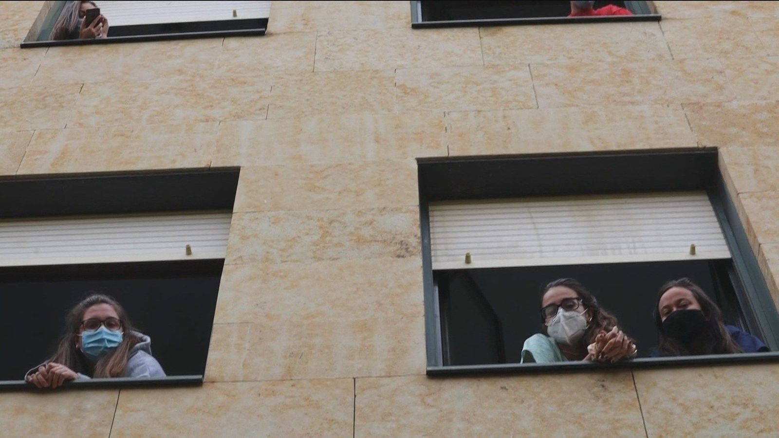 Sanidad revisa las normas para evitar los botellones y las fiestas de los universitarios que incumplen