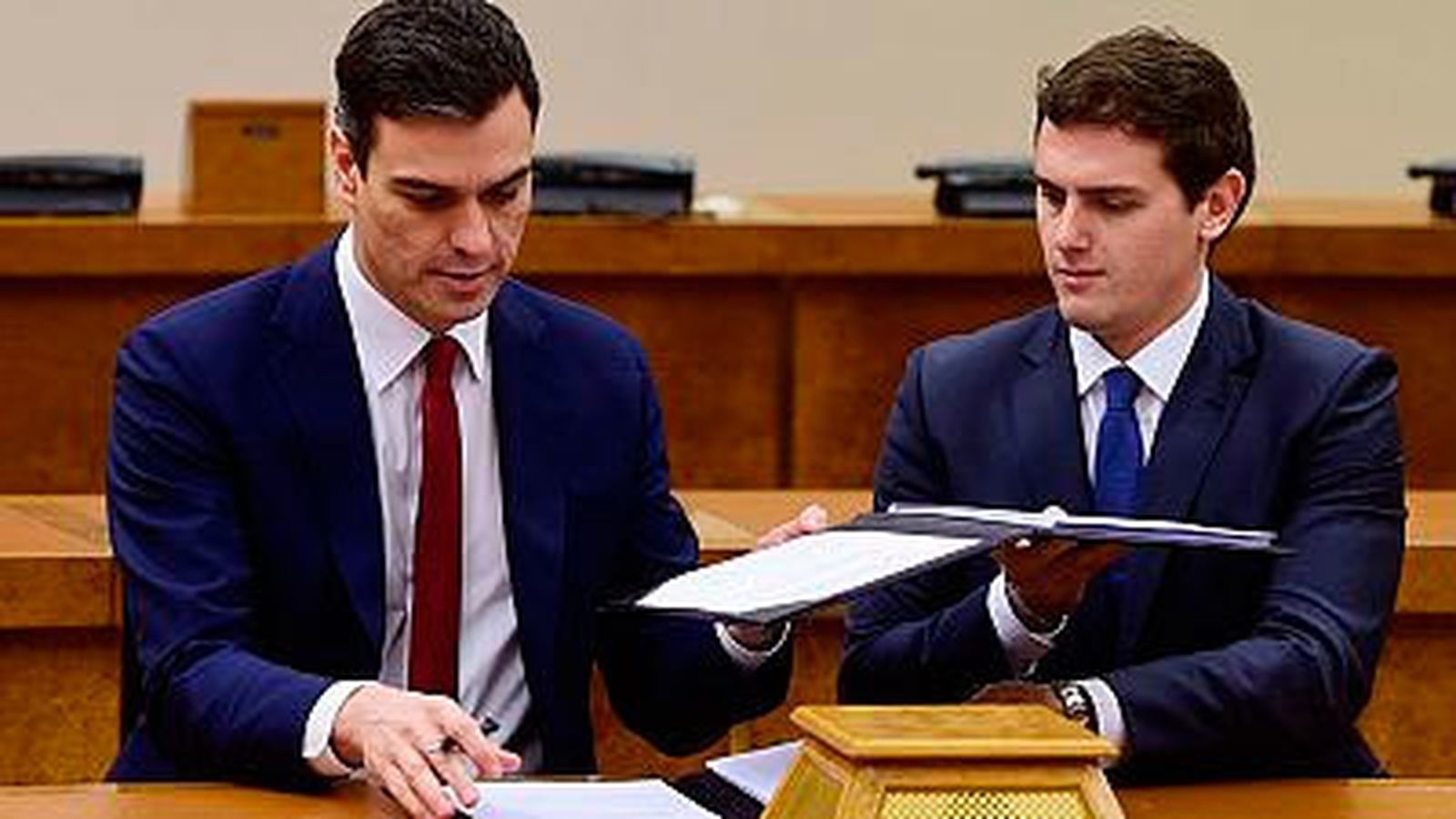 Sánchez y Rivera firman el acuerdo de investidura (2015)