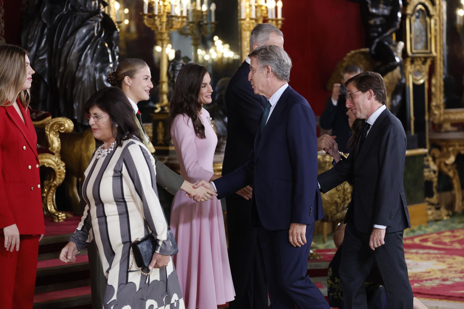 La infanta Sofía, la princesa Leonor, la reina Letizia y el rey Felipe VI saludan al líder del Partido Popular, Alberto Núñez-Feijóo