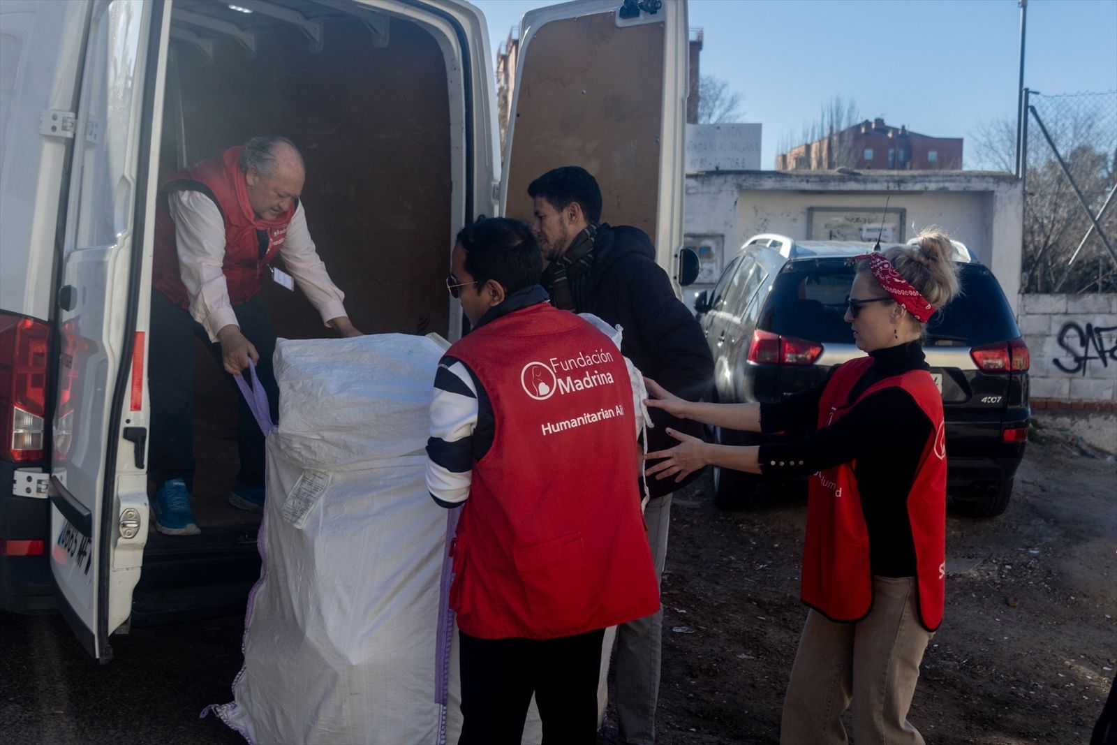 Voluntarios de la Fundación Madrina cargan un vehículo