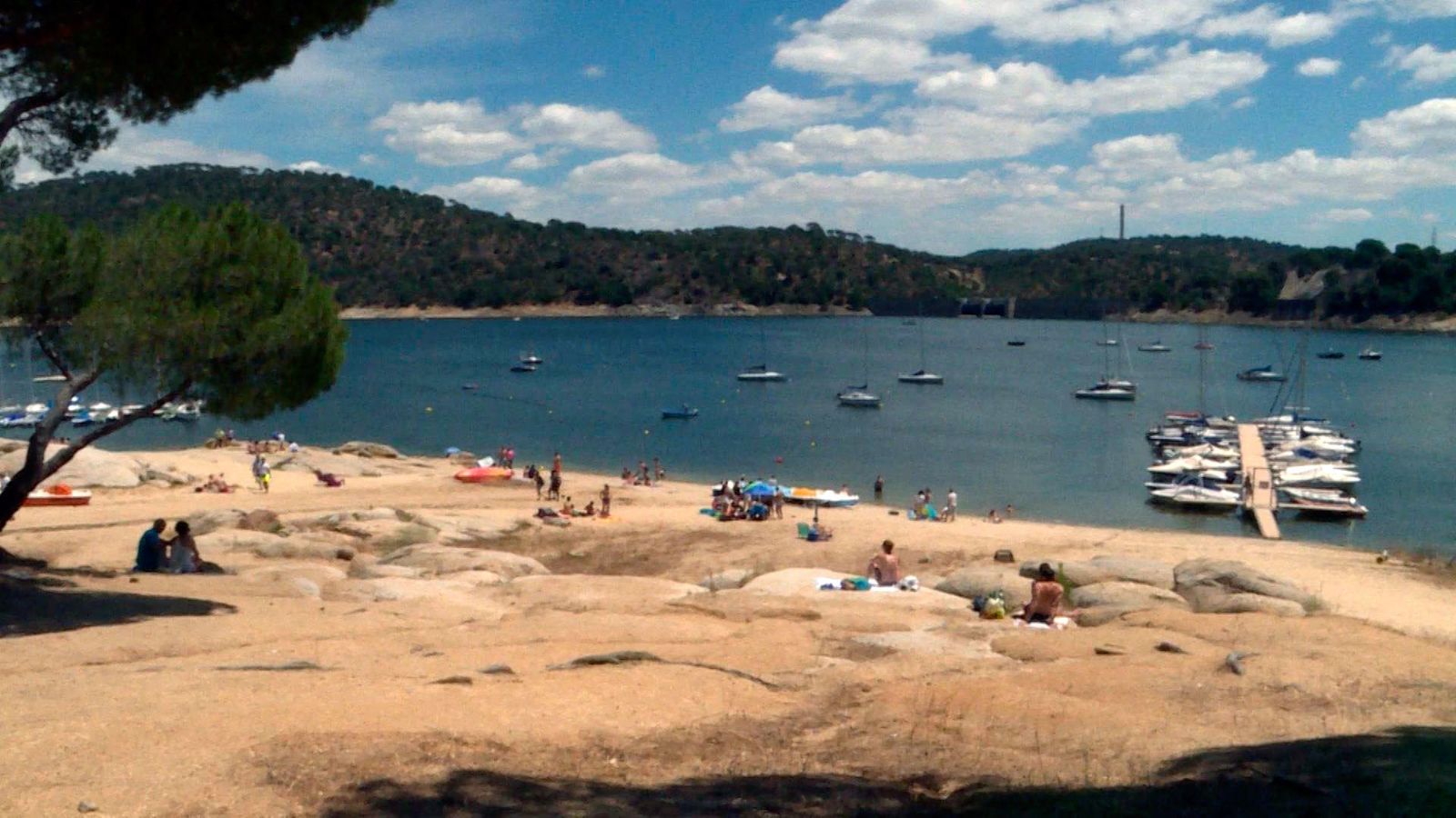Madrileños acuden al Pantano de San Juan en el primer fin de semana de la fase 2 del plan de desescalada.
