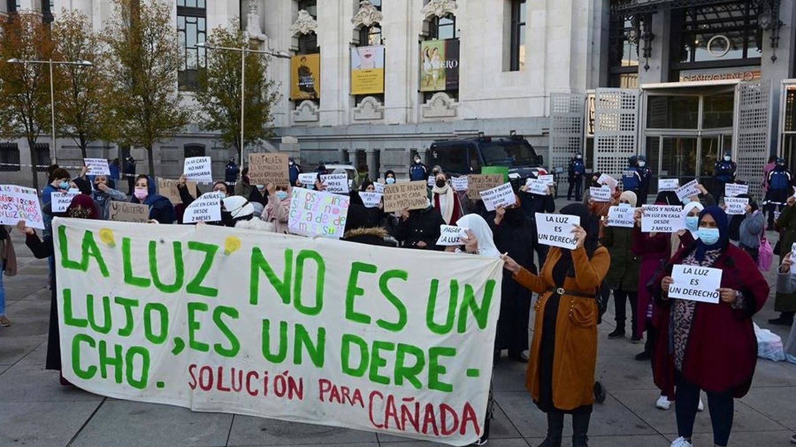 Protesta frente al Ayuntamiento de Madrid de los habitantes de la Cañada Real por los cortes de luz
