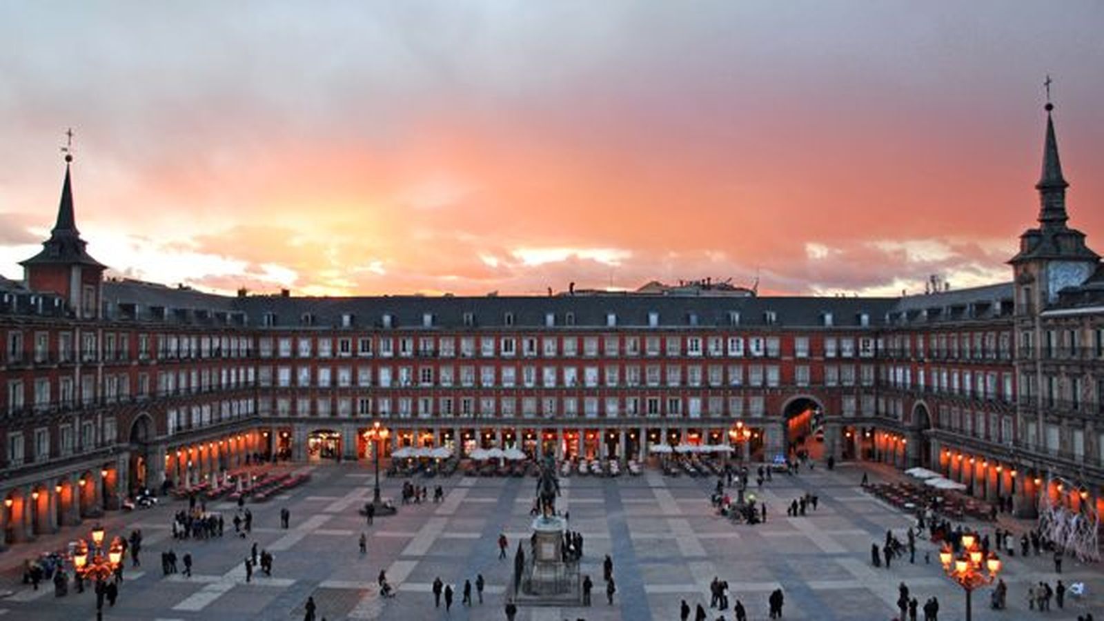 La Plaza Mayor restaurará sus  fachadas, soportales y pavimentos en once meses