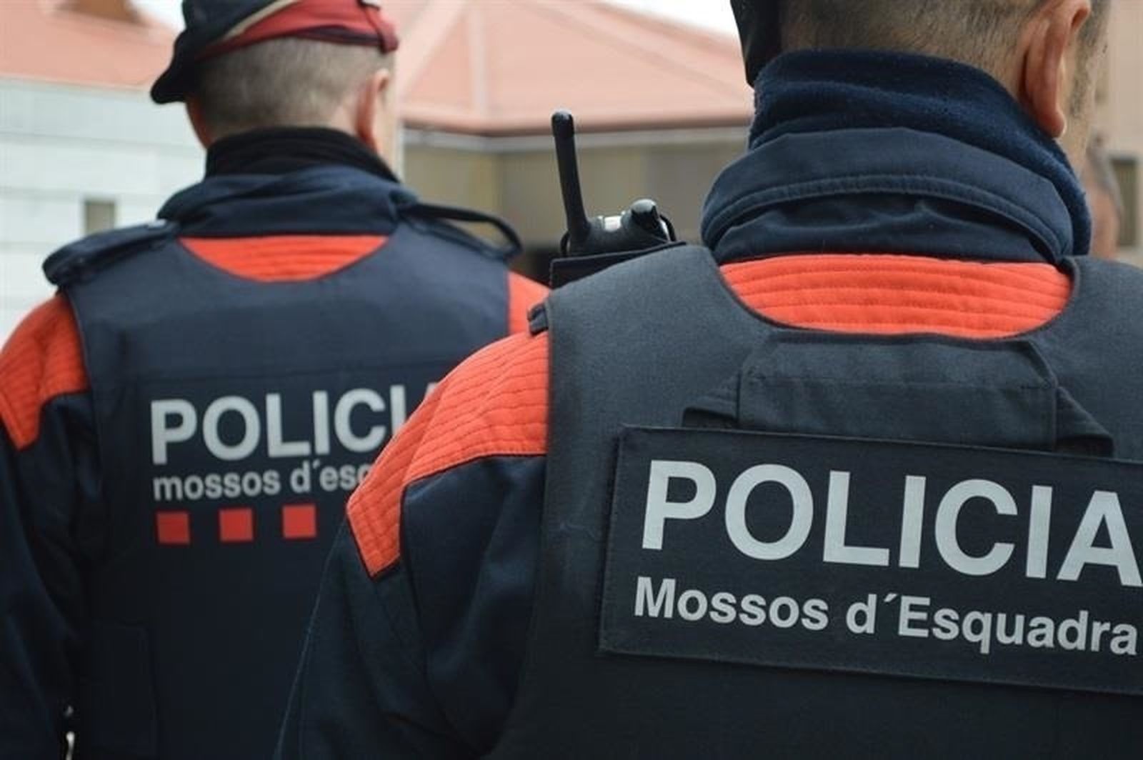 Investigan la muerte de un hombre y dos menores en Barcelona