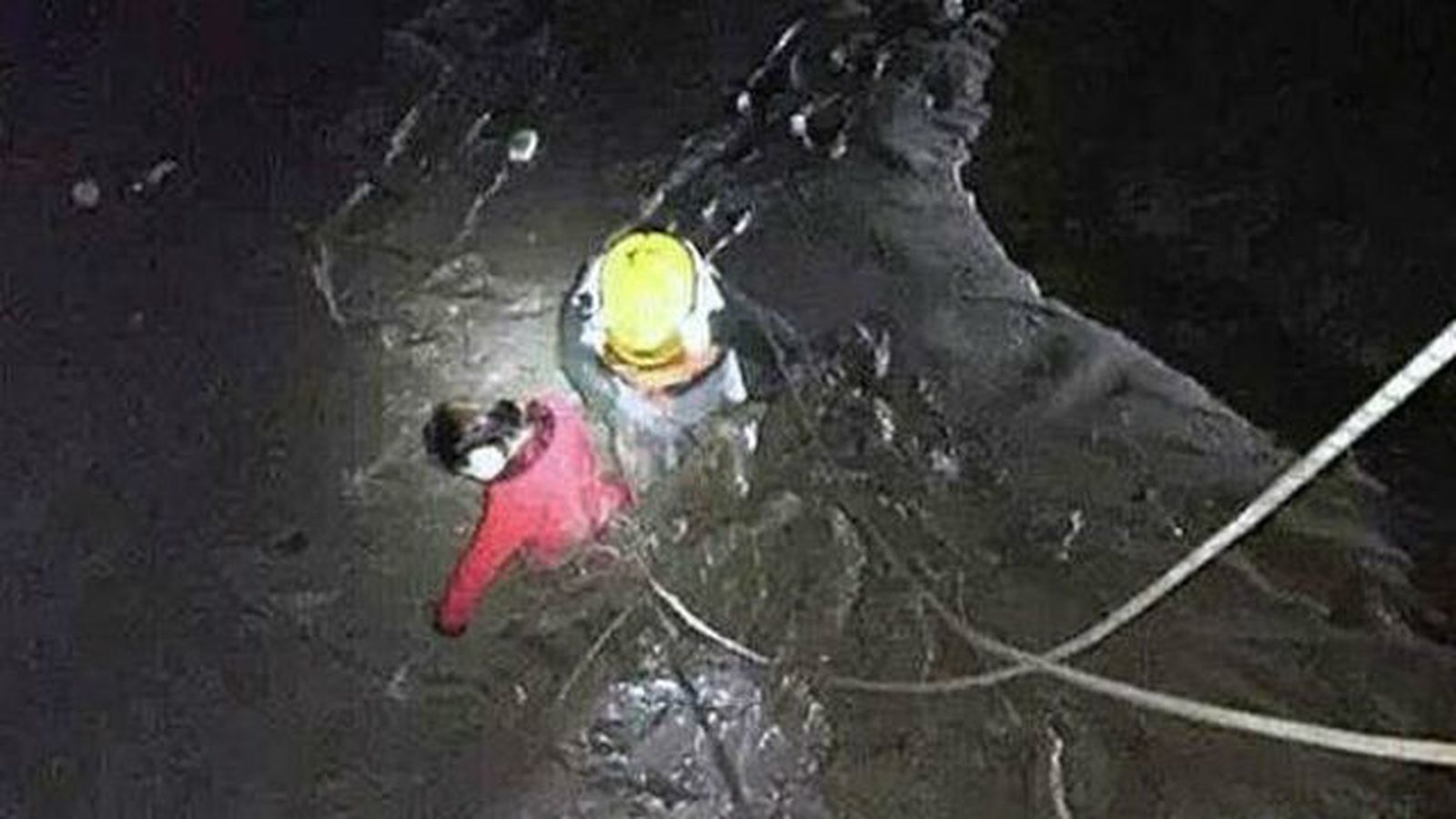 La novia y la ex de un chico se tiran a un río para comprobar a cual salvaría