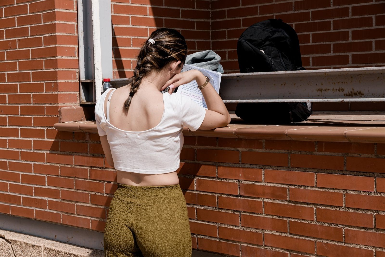 Una alumna repasa antes de realizar un examen de la PAU