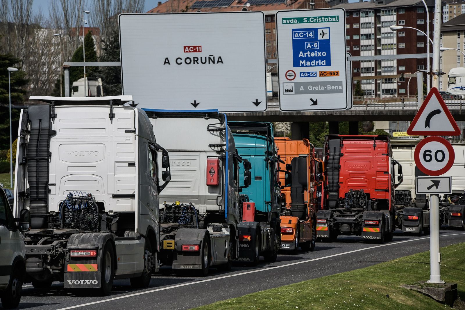 Las marchas lentas de transportistas se extienden a Sevilla, Barcelona o La Coruña