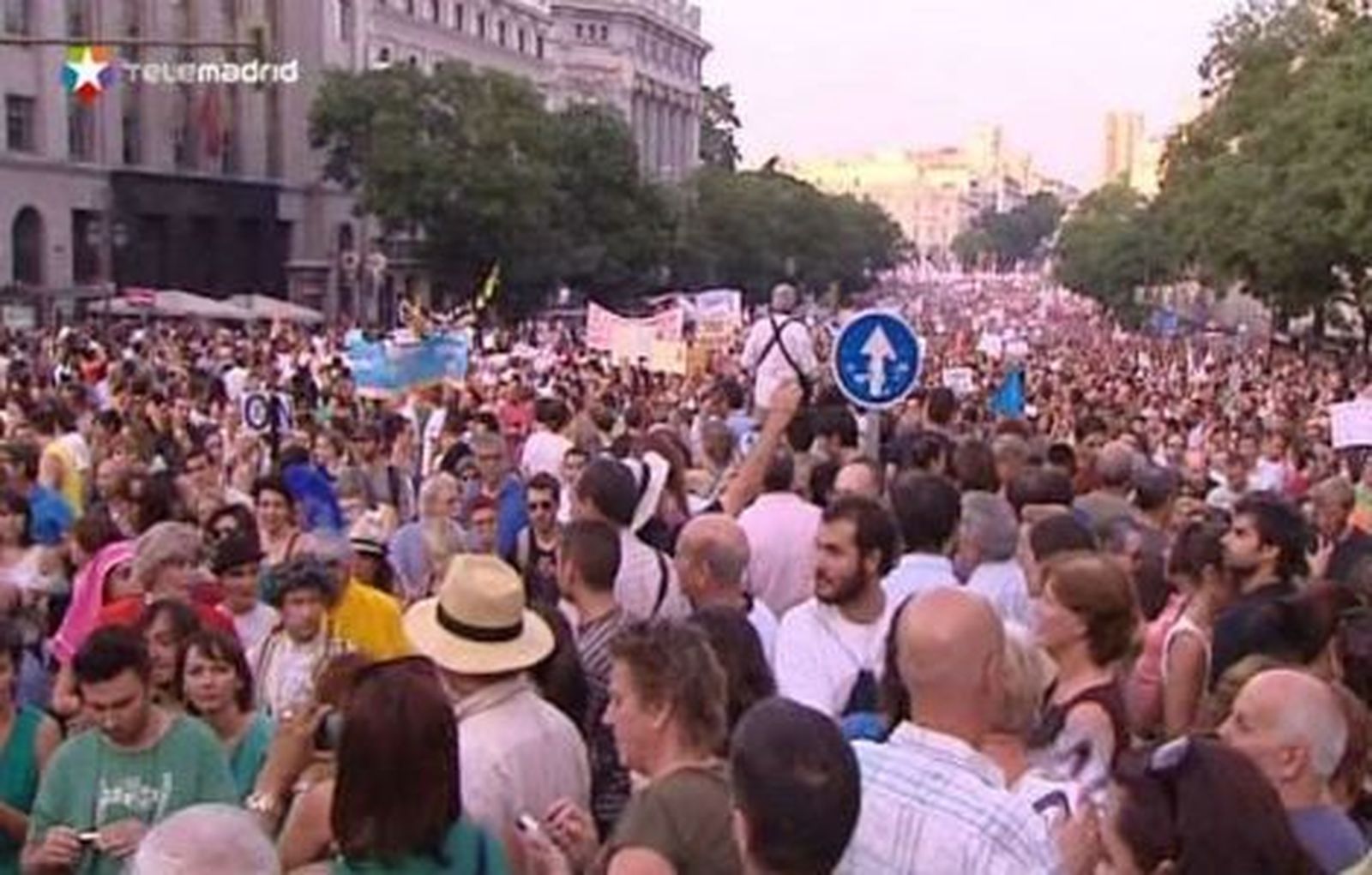 Cientos de miles de personas salen a la calle en Madrid contra los “recortes”