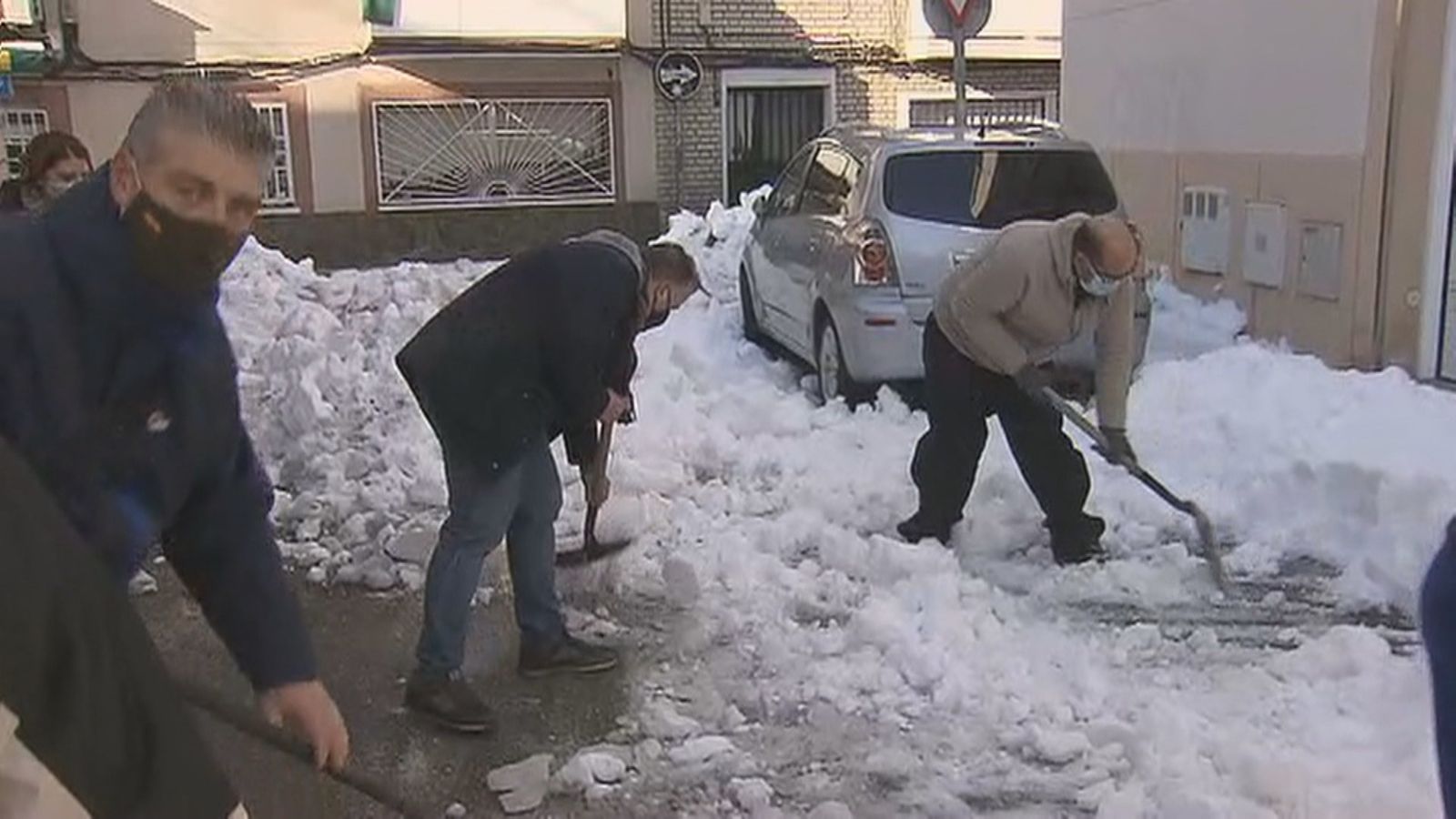 Vecinos limpiando una calle de Parla