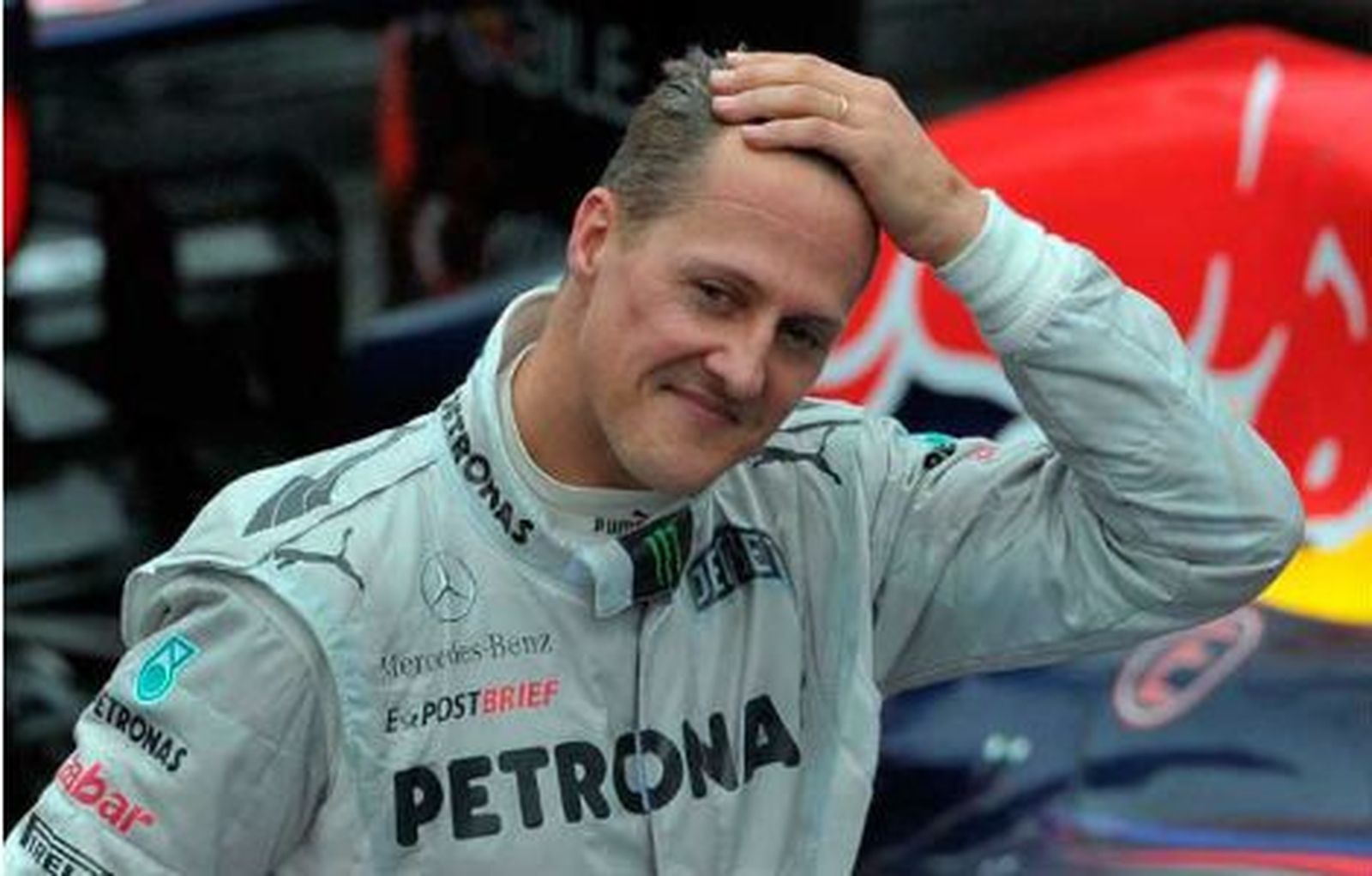 Schumacher fue operado de nuevo y muestra una "ligera mejoría"