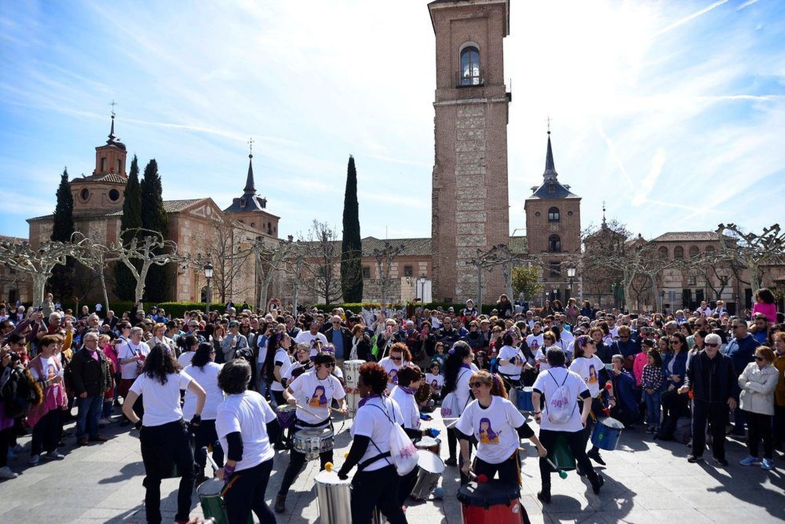 Batukada en la Plaza de Cervantes de Alcalá con motivo del 8-M
