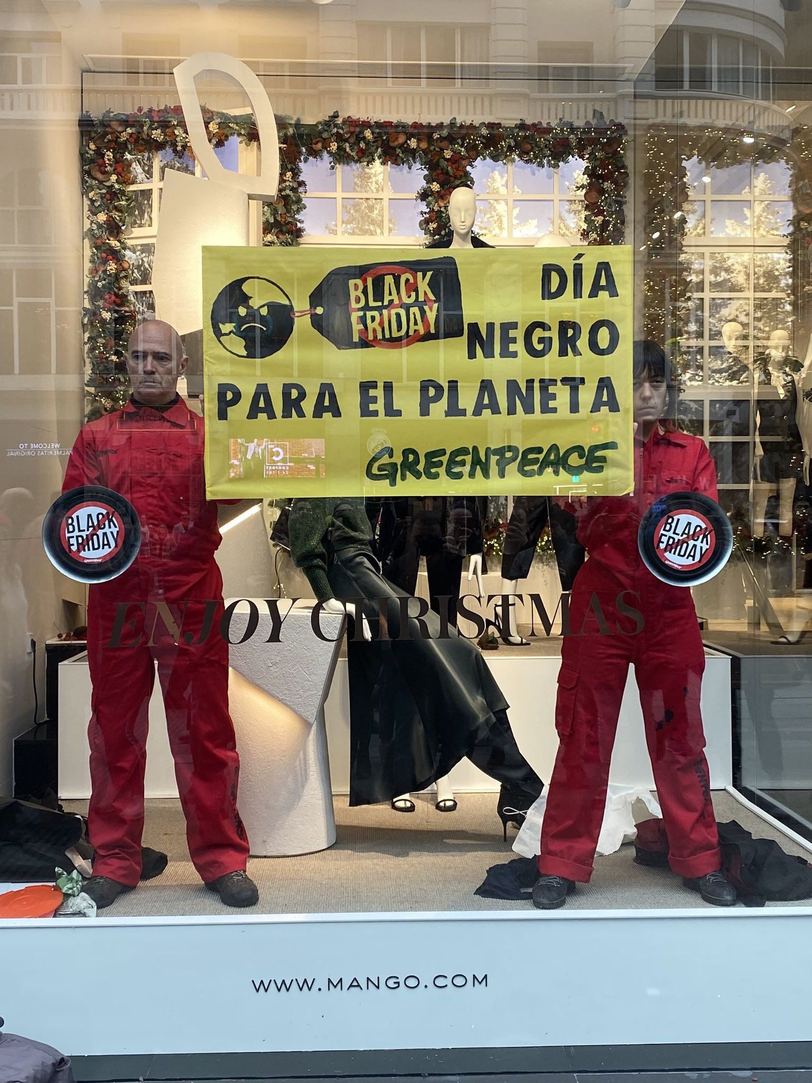 Detenidos varios activistas de Greenpeace tras colarse en escaparates del centro de Madrid