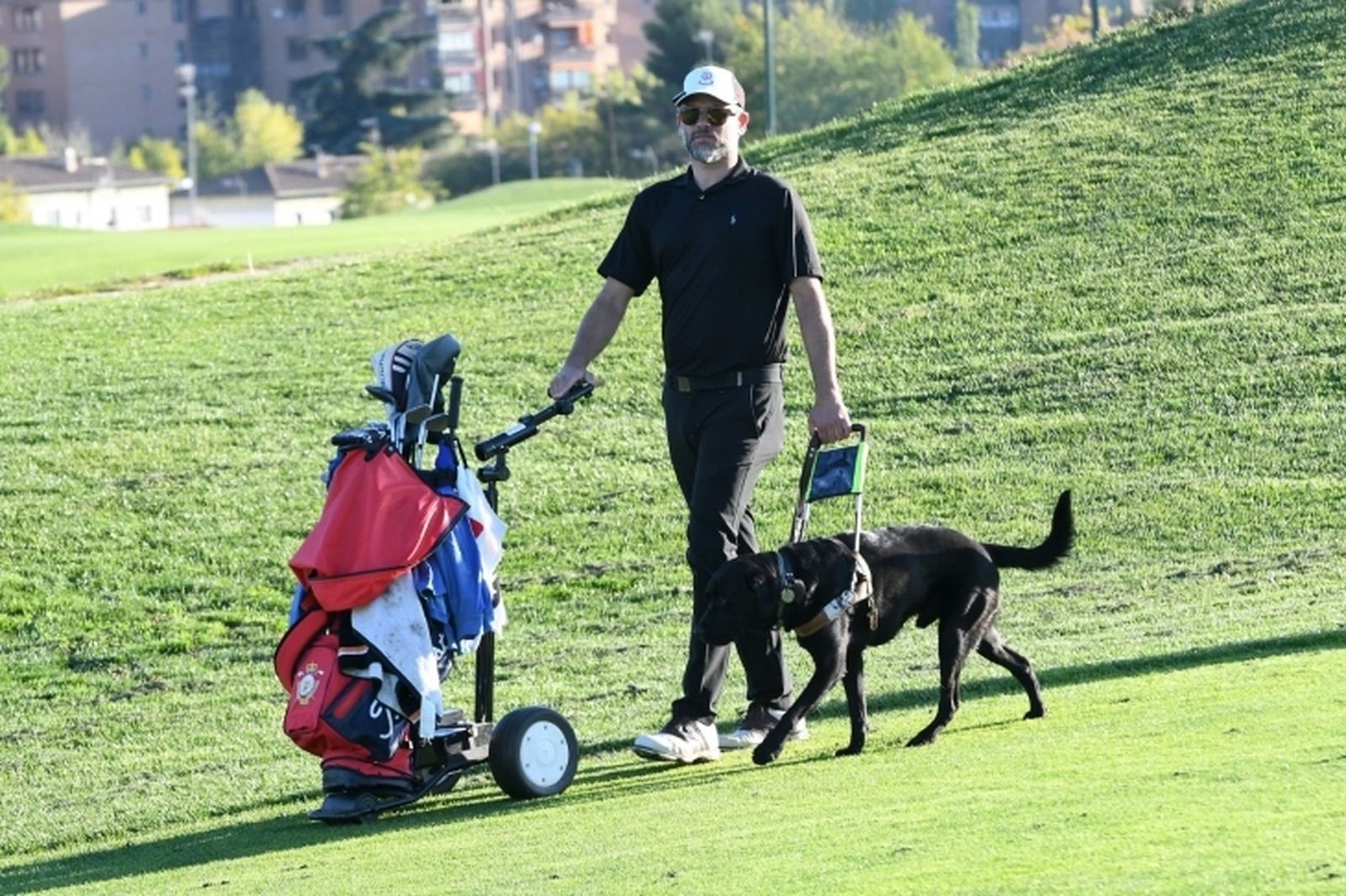 Marc Oller, con su perro guía, durante un entrenamiento