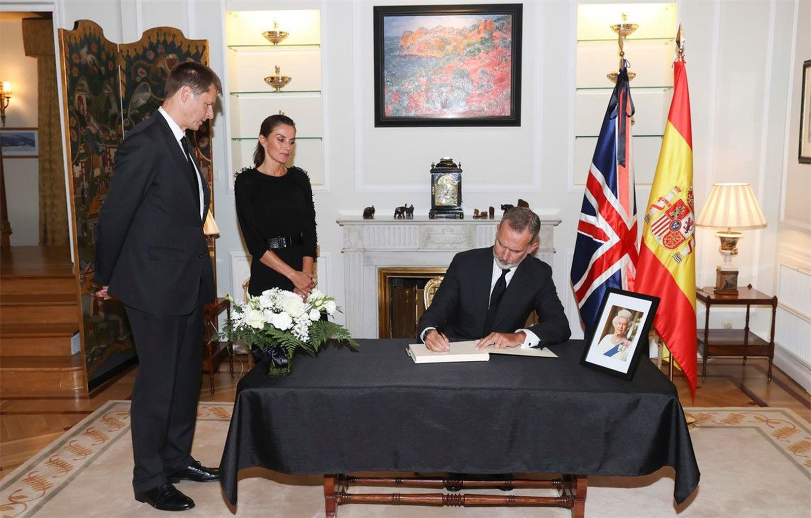 Los reyes y Pedro Sánchez trasladan sus condolencias al embajador de Reino Unido por la muerte de Isabel II