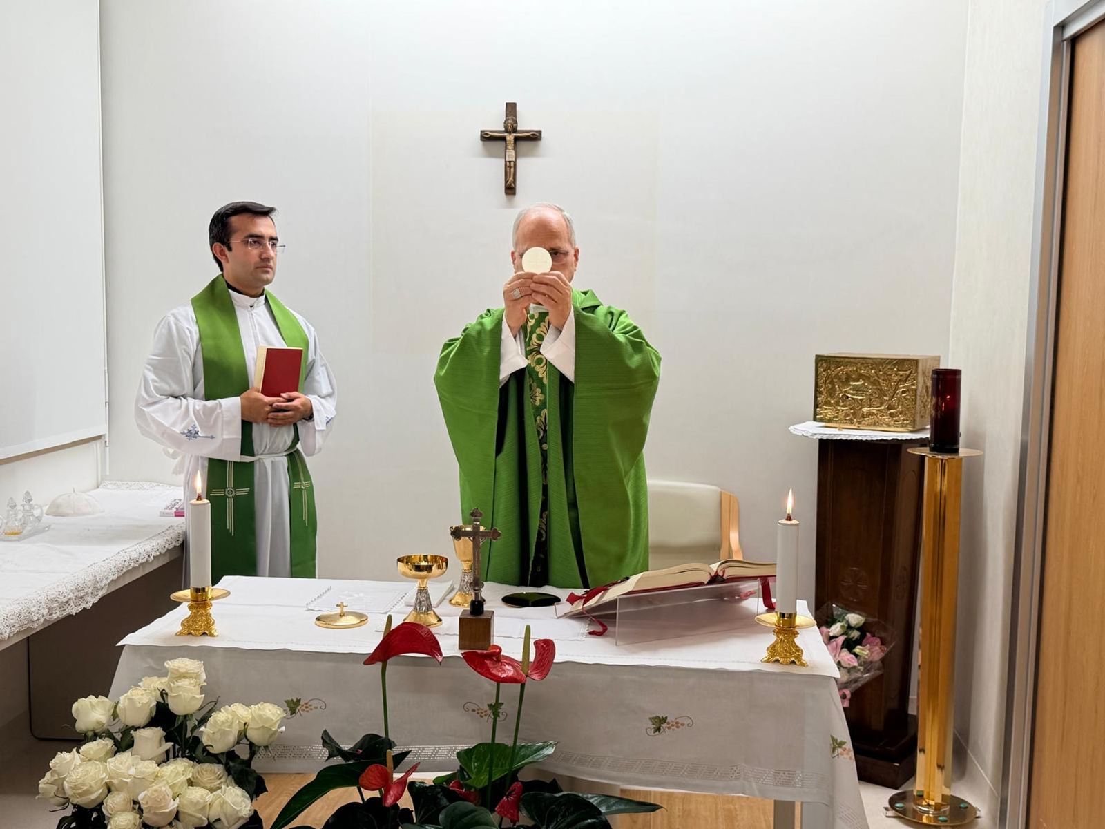 Primera imagen del papa León XIV tras su operación de pulmón, oficiando misa junto a su secretario personal