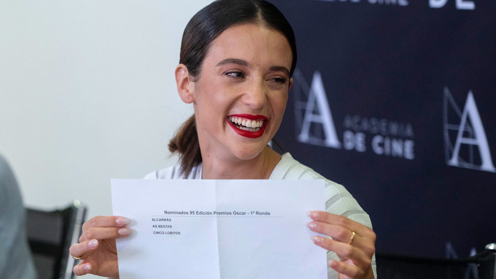 La actriz María Pedraza sostiene un papel donde anuncian las películas españolas preseleccionadas a los Oscar
