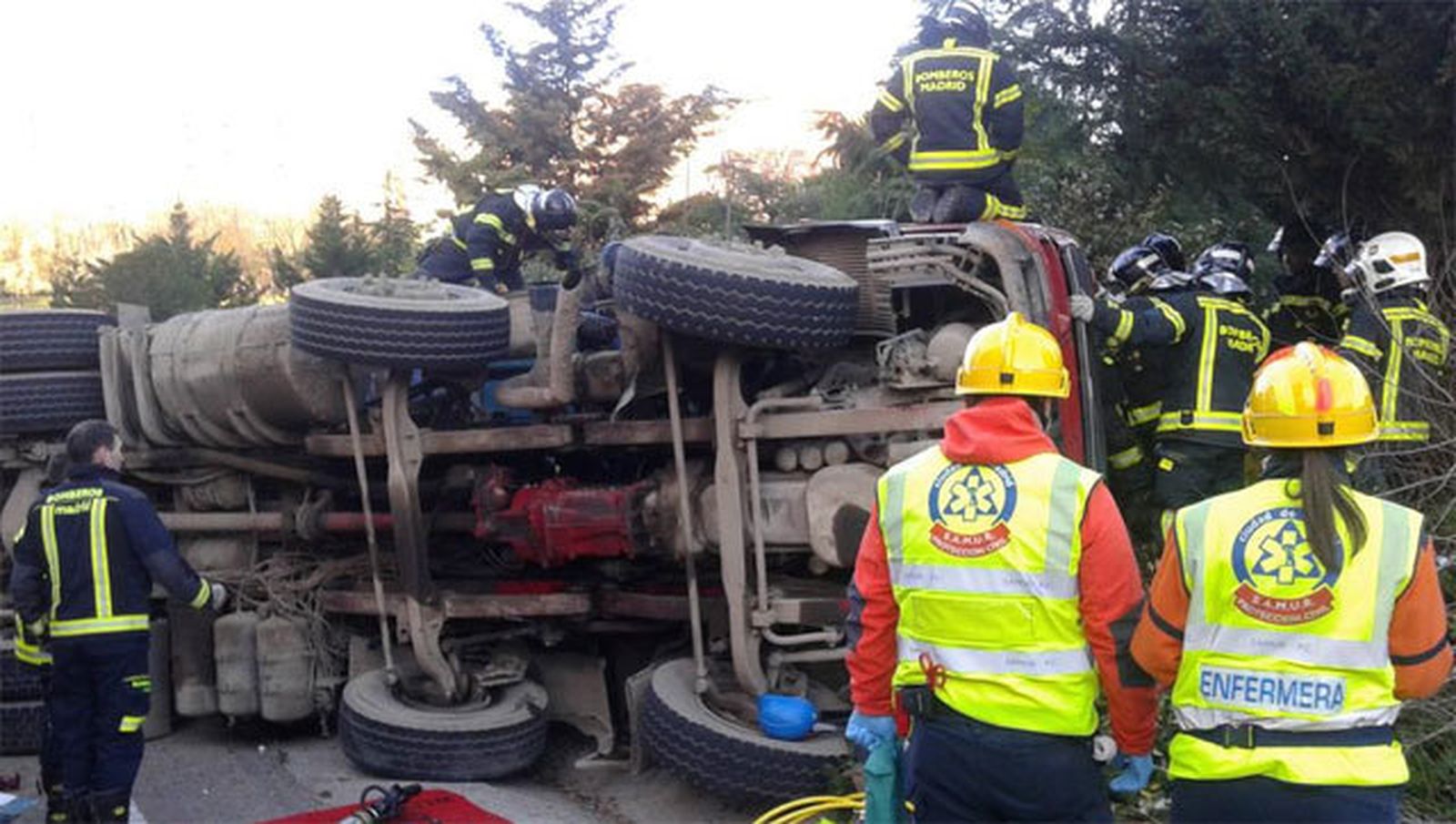 Herido al volcar el camión que conducía y quedar atrapado