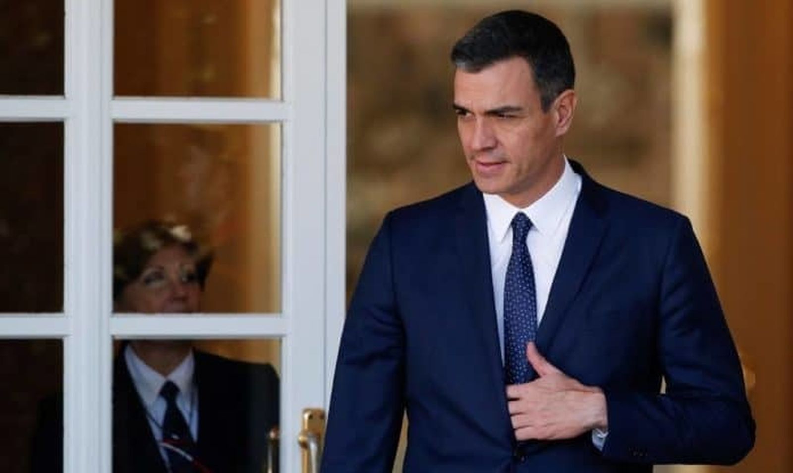 Pedro Sánchez en la puerta de La Moncloa