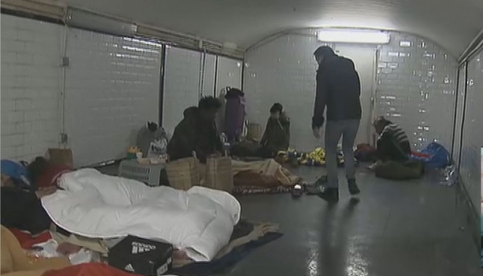 Personas sin hogar refugiadas en las estaciones de Metro de Madrid