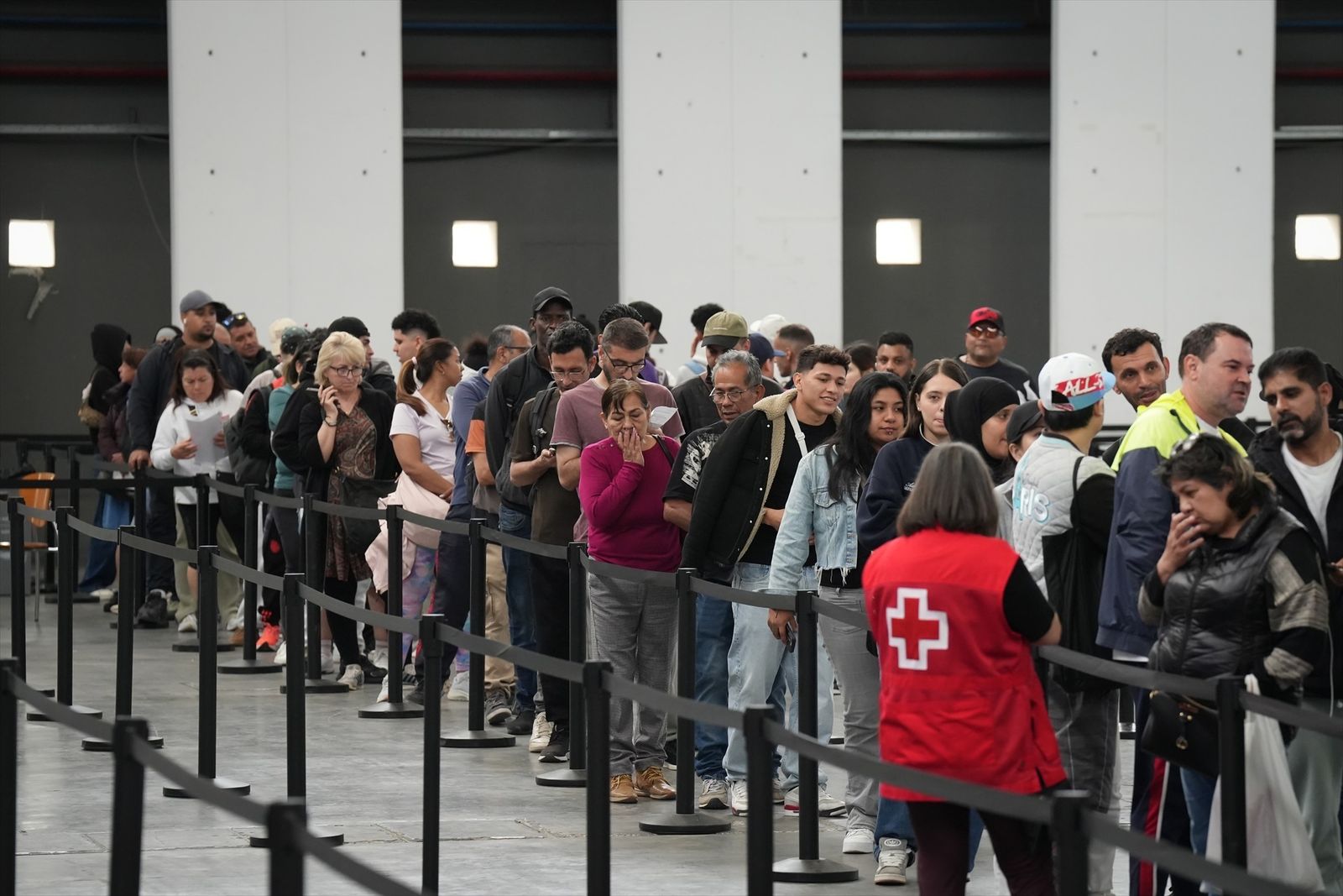 Decenas de inmigrantes hacen cola en Barcelona para regularizar su situación