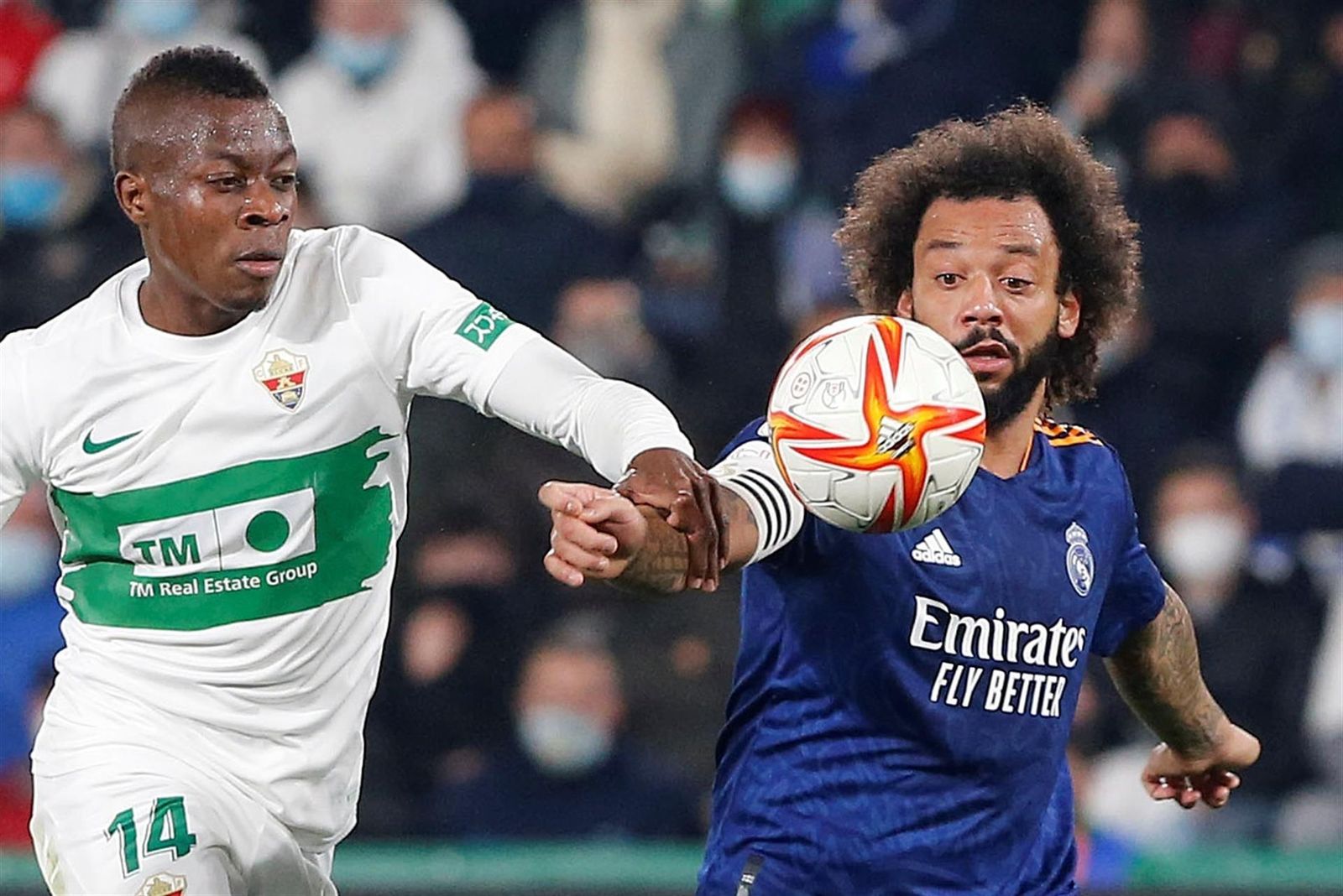Marcelo disputa un balón con Palacios, en el Elche CF-Real Madrid de Copa del Rey