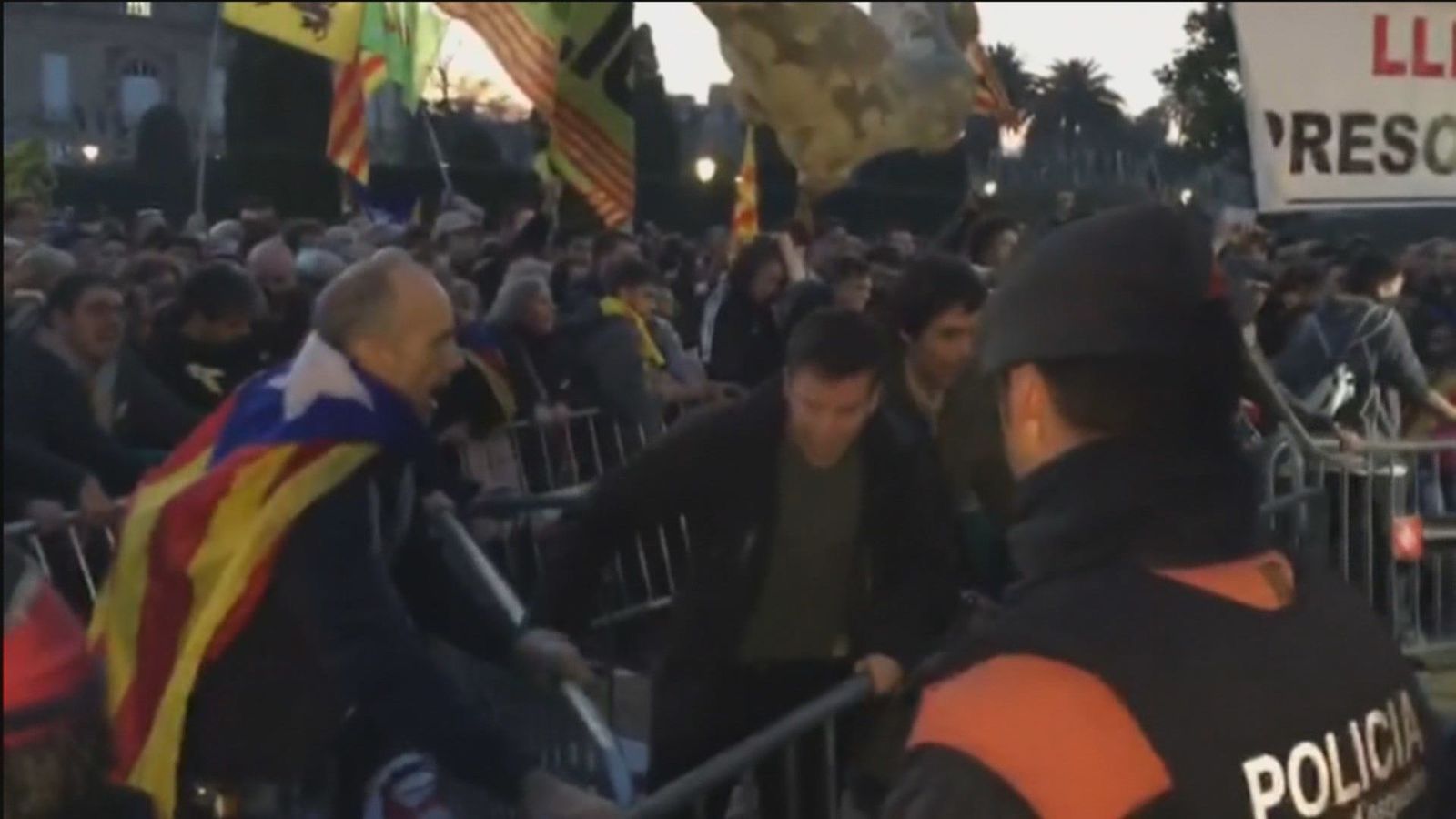 La Generalitat abandona a los Mossos y retira la acusación contra sus agresores