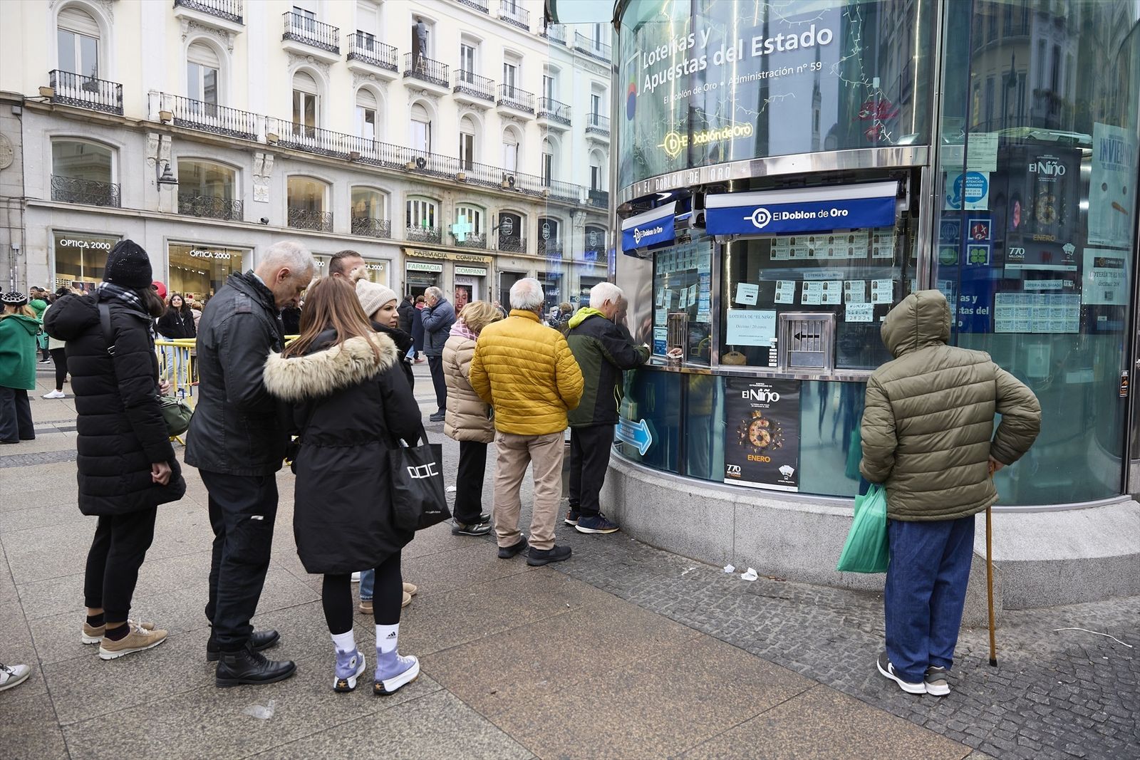 Gente comprando décimos de 'El Niño'