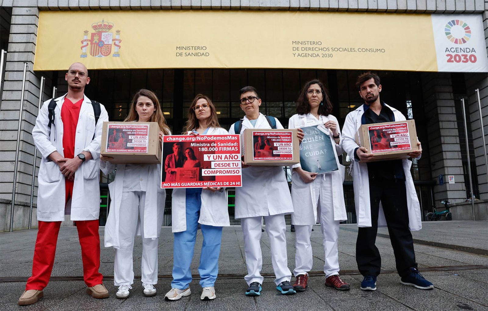 Médicos entregan más de 180.000 firmas en el Ministerio de Sanidad contra las guardias de 24 horas