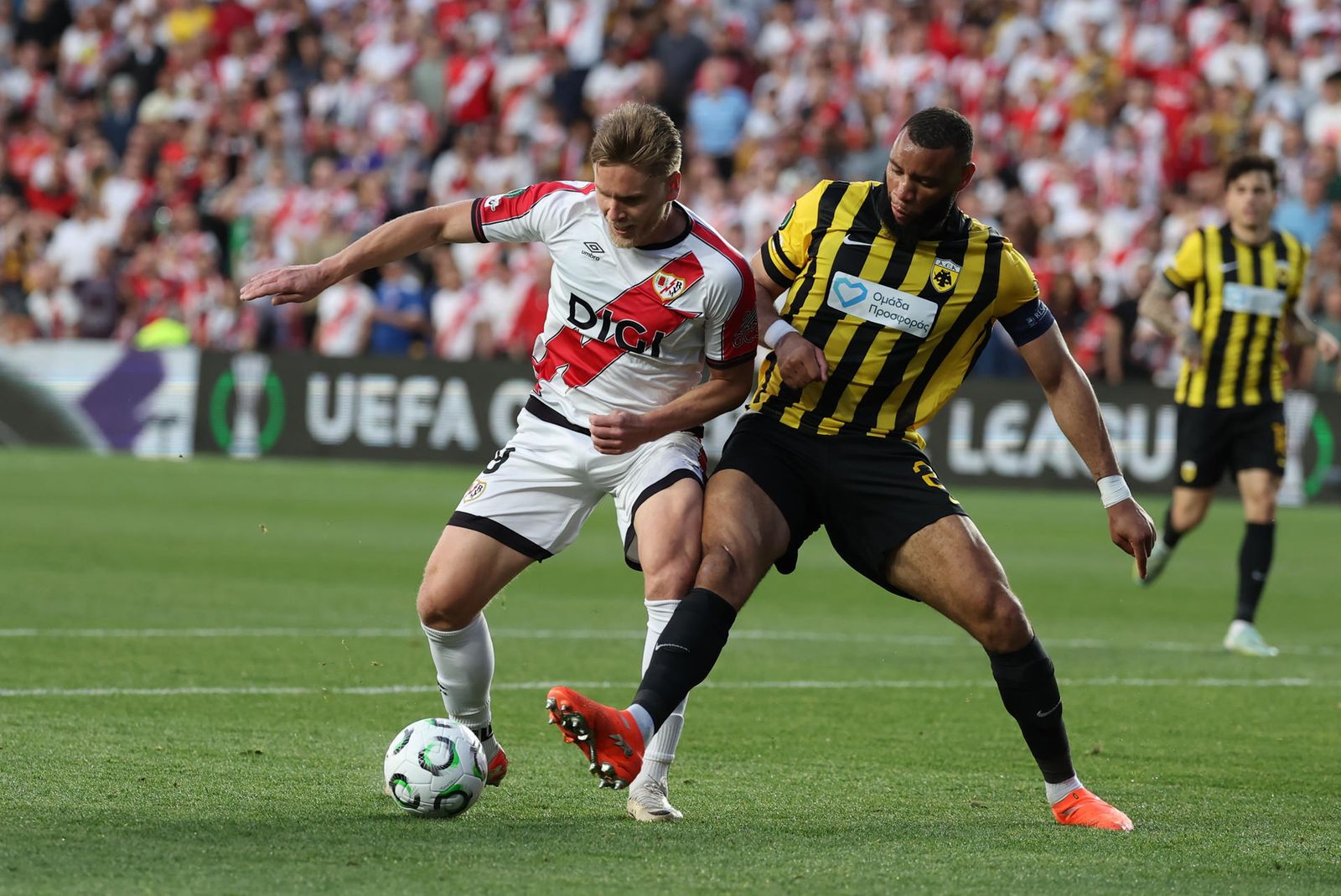 Alemao ante el AEK Atenas
