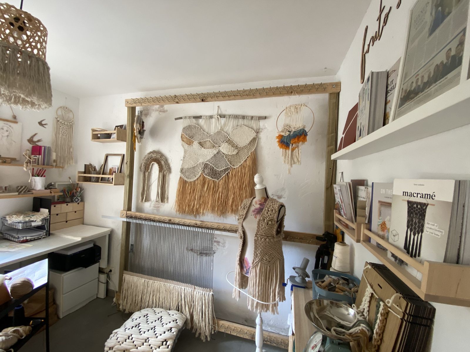 Y del taller en donde nuestra anfitriona crea todos sus artículos de macramé.