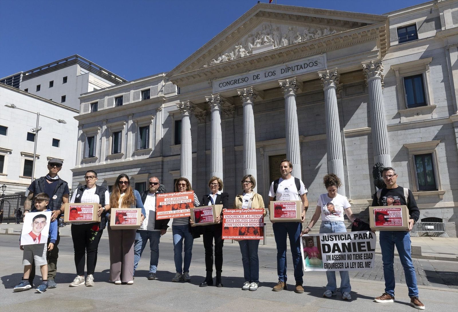 Cinco familias entregan más de 130.000 firmas en el Congreso para que se revise la Ley del Menor