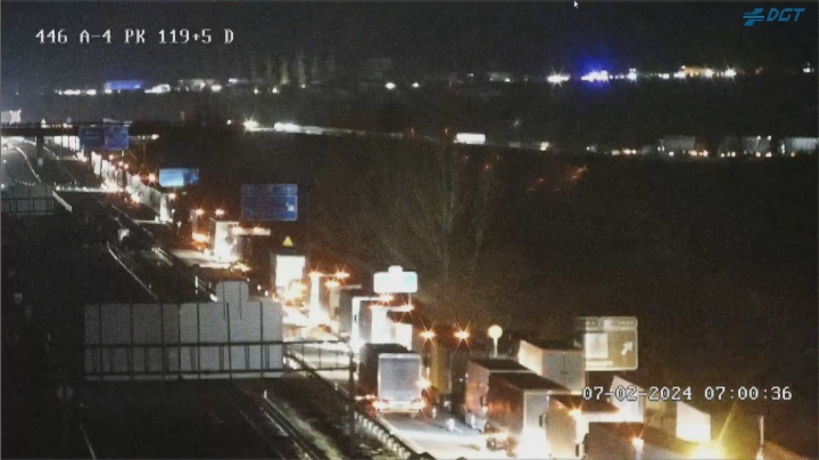Los agricultores cortan la A-4 en el kilómetro 117, en la provincia de Toledo