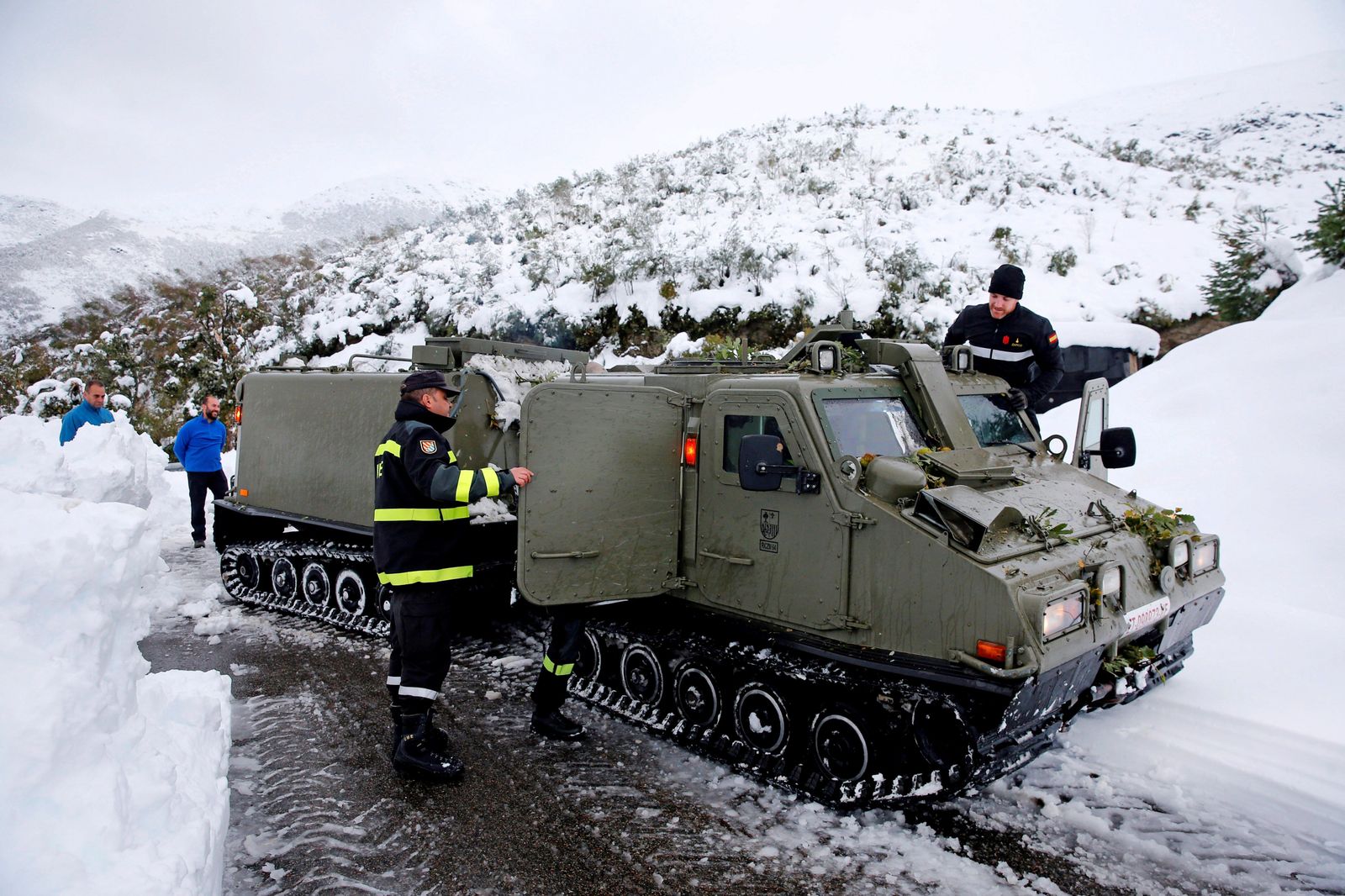 El temporal colma de nieve la costa cantábrica y anega Andalucía y Menorca