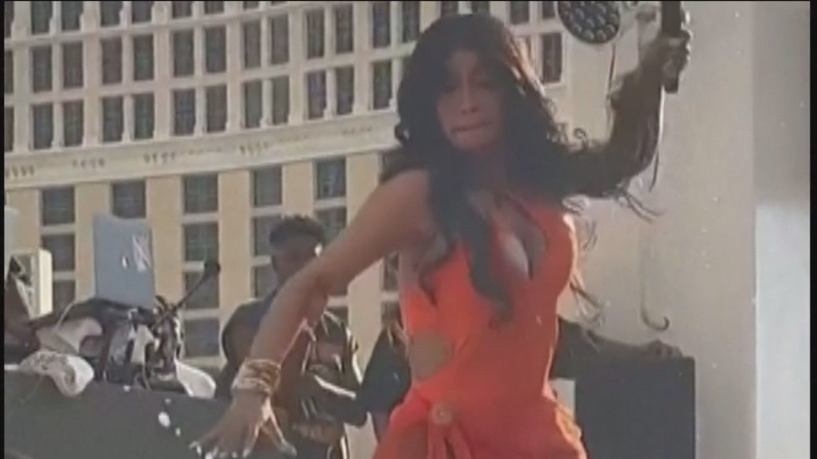 Cardi B ataca a uno de sus fans en pleno concierto