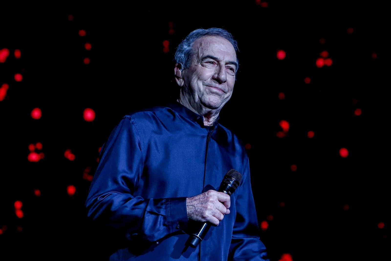 El cantante José Luis Perales durante un concierto en el Wizink Center, a 21 de diciembre de 2021