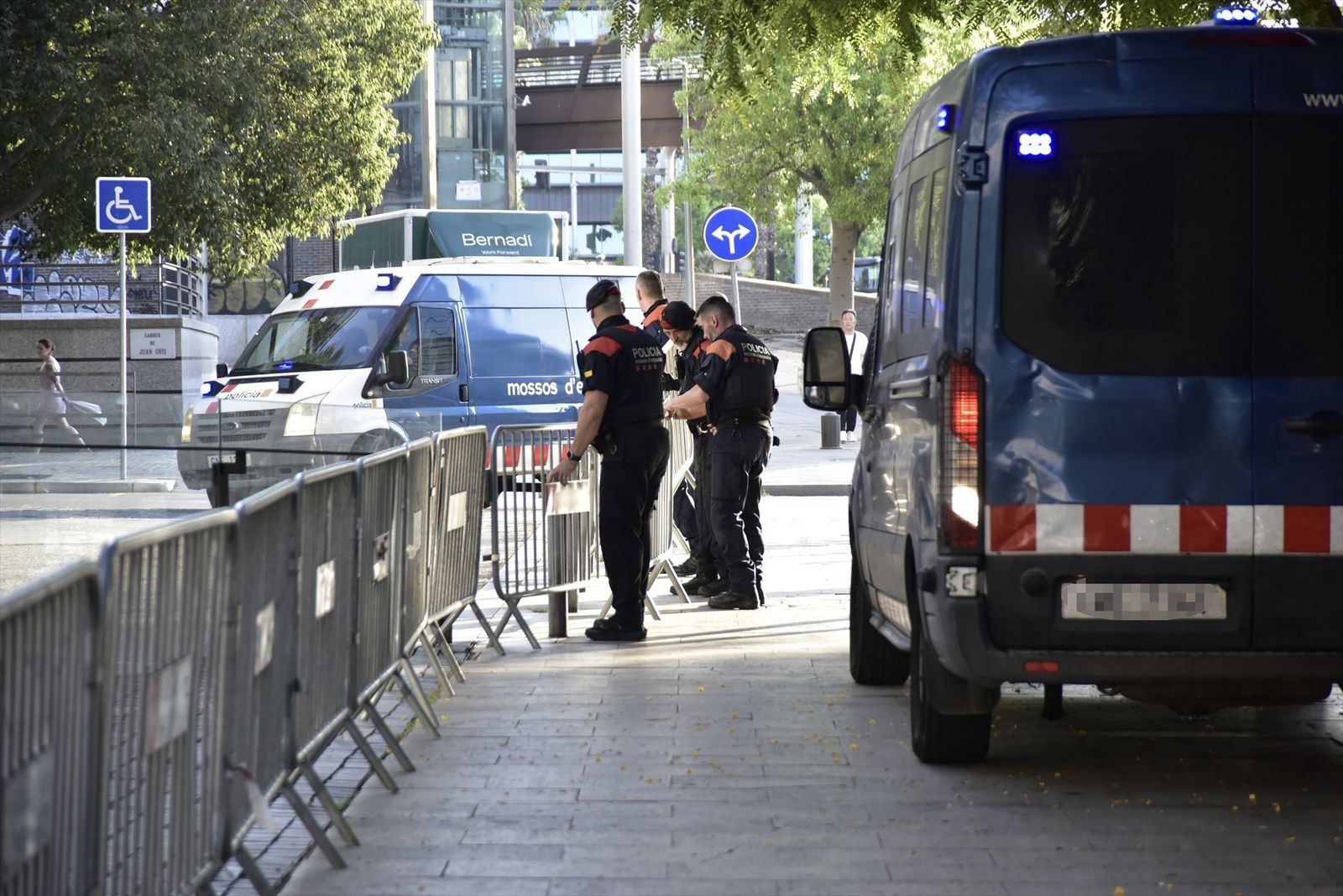 Agentes de los Mossos d' Esquadra en las inmediaciones del Parlament de Cataluña
