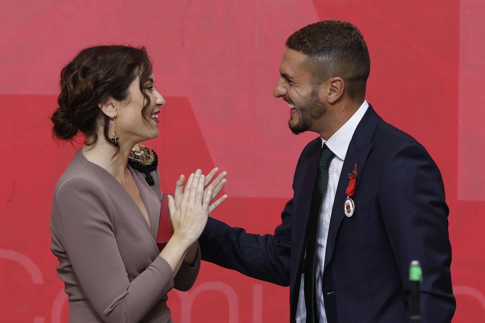 Isabel Díaz Ayuso entrega la medalla de Plata de la Orden del Dos de Mayo al centrocampista del Atlético de Madrid Koke Resurrección