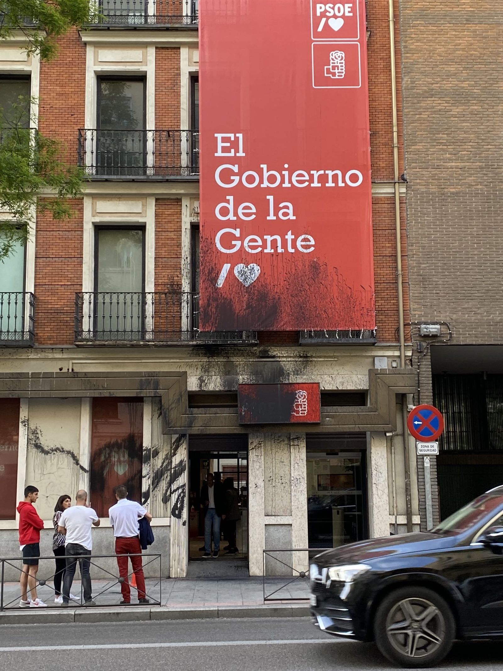Pintada la fachada del PSOE