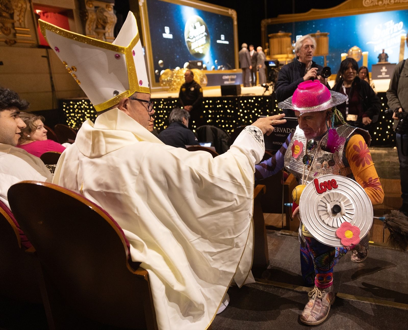 El 'Papa' bendice a 'Don Quijote', (¿Dónde, si no es en el Teatro Real, el día del Sorteo de la Lotería vas a ver una imagen semejante?)
