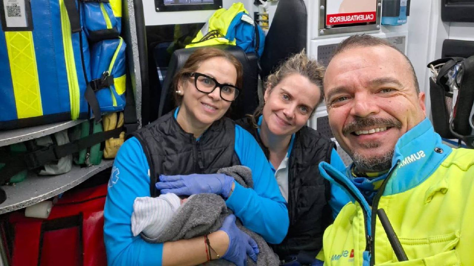 Bebé junto a los técnicos del SUMMA 112 que le han ayudado a nacer en casa
