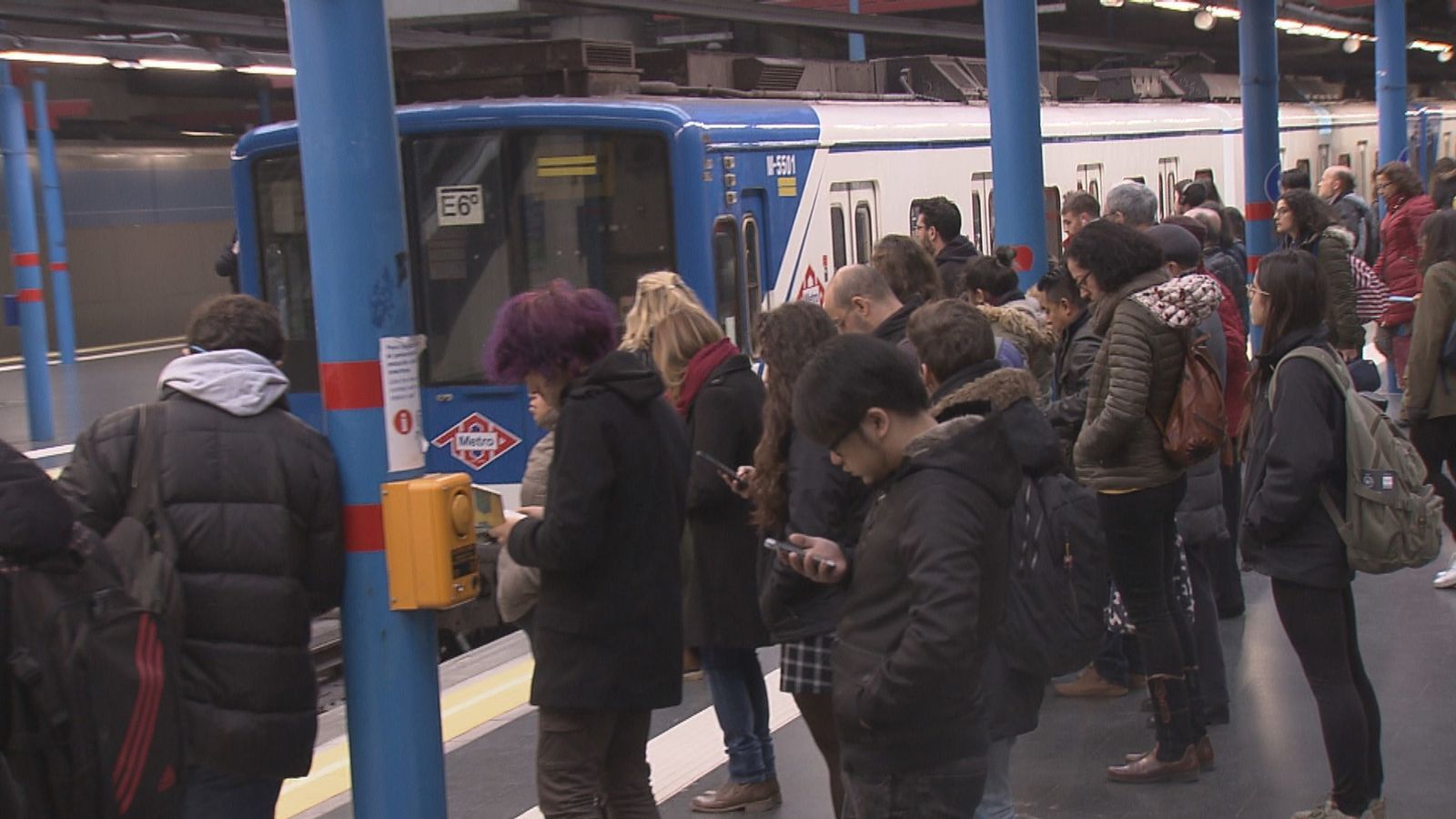 Gente esperando el Metro en la estaciónde Príncipe Pío