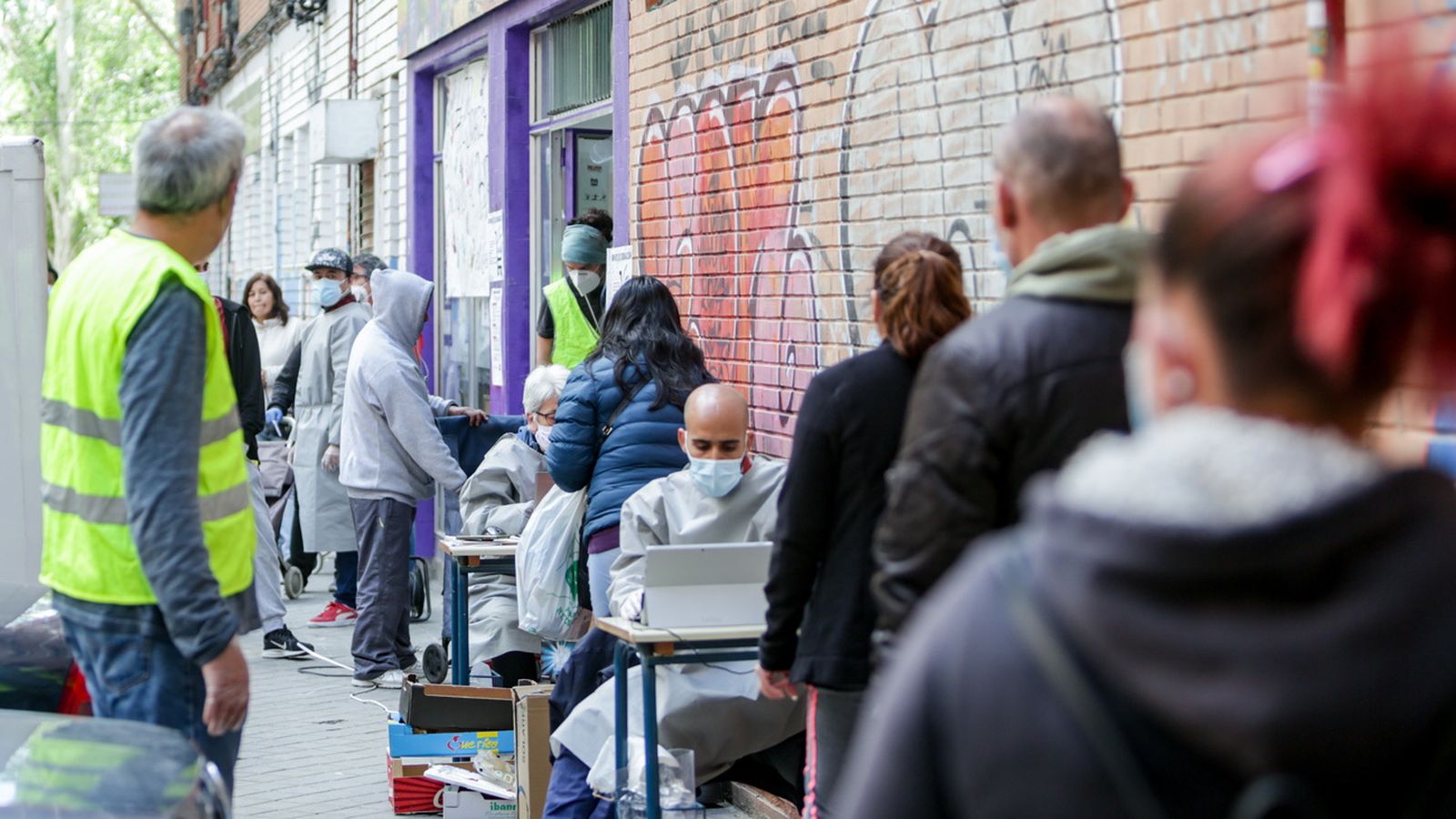 Vecinos de Aluche hacen largas colas para conseguir alimentos