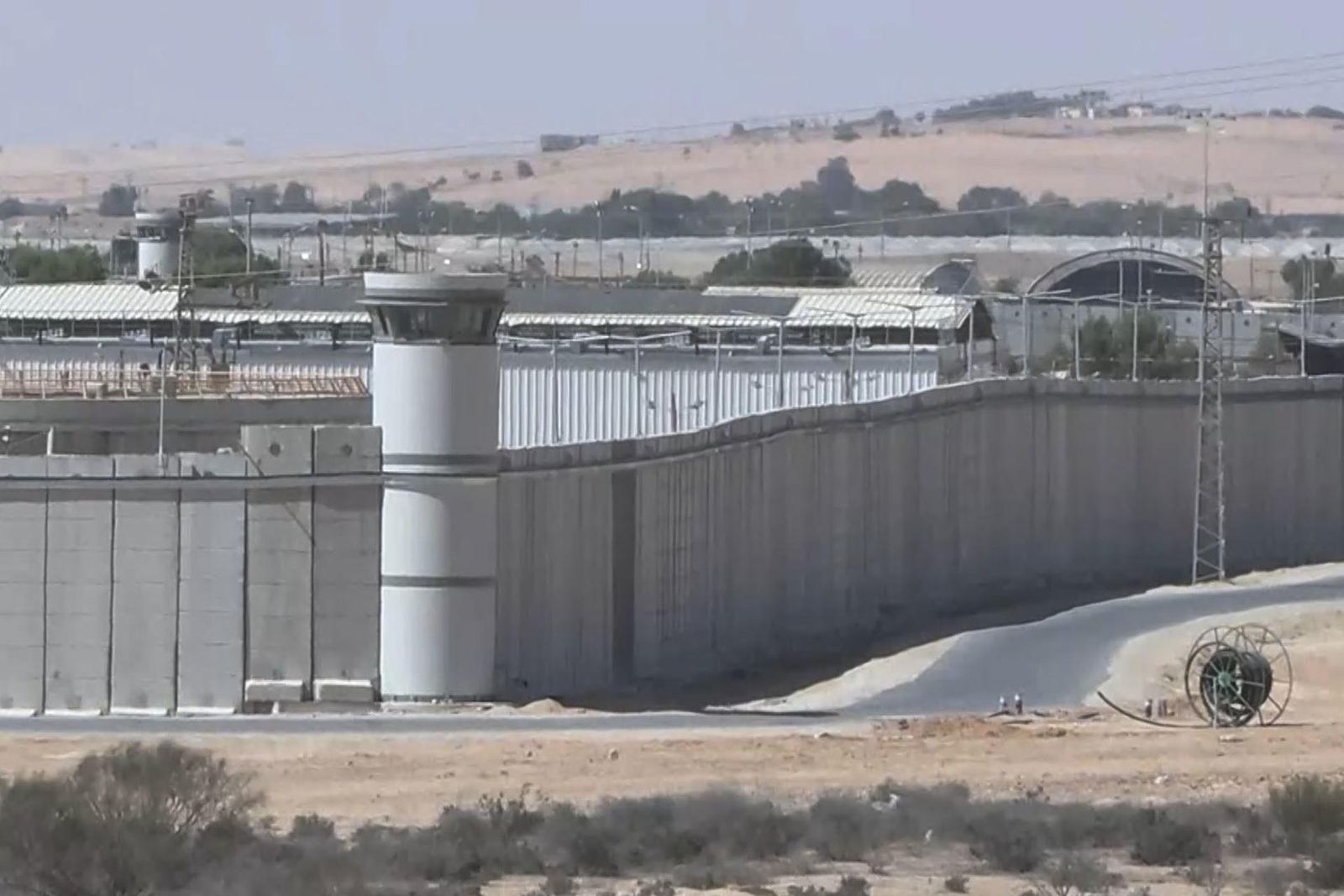 Captura de video del exterior de la prisión de alta seguridad de Saharonim, en medio del desierto israelí del Neguev