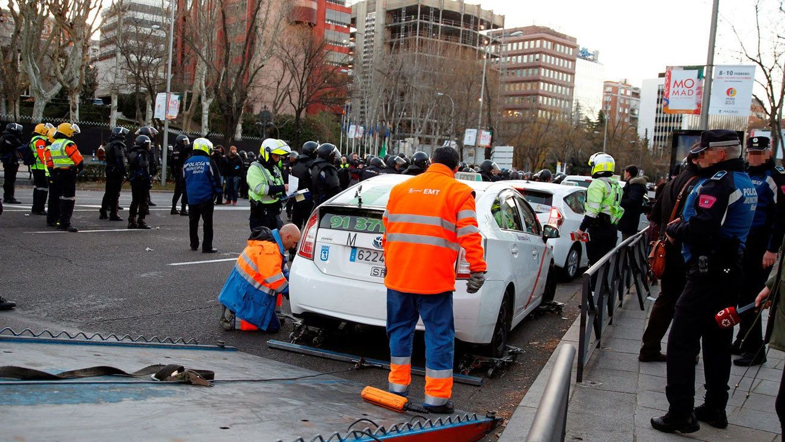 Los taxistas desalojados de la Castellana