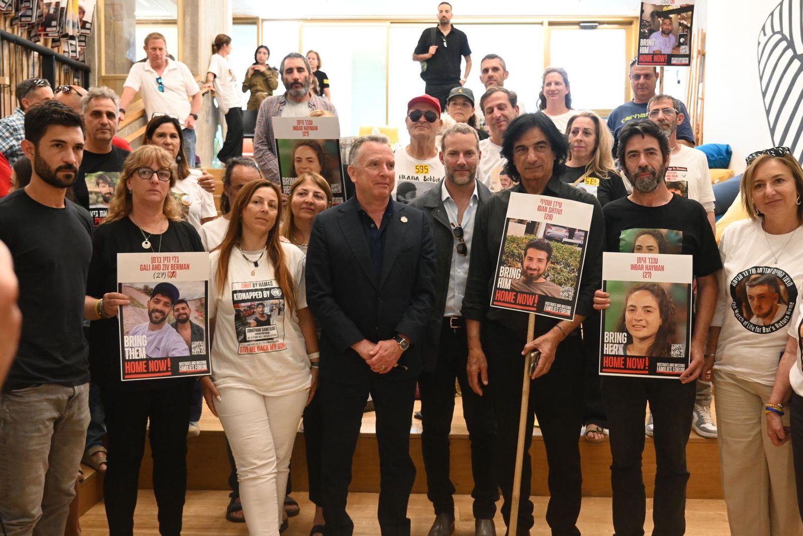 Steve Witkoff con familiares de rehenes