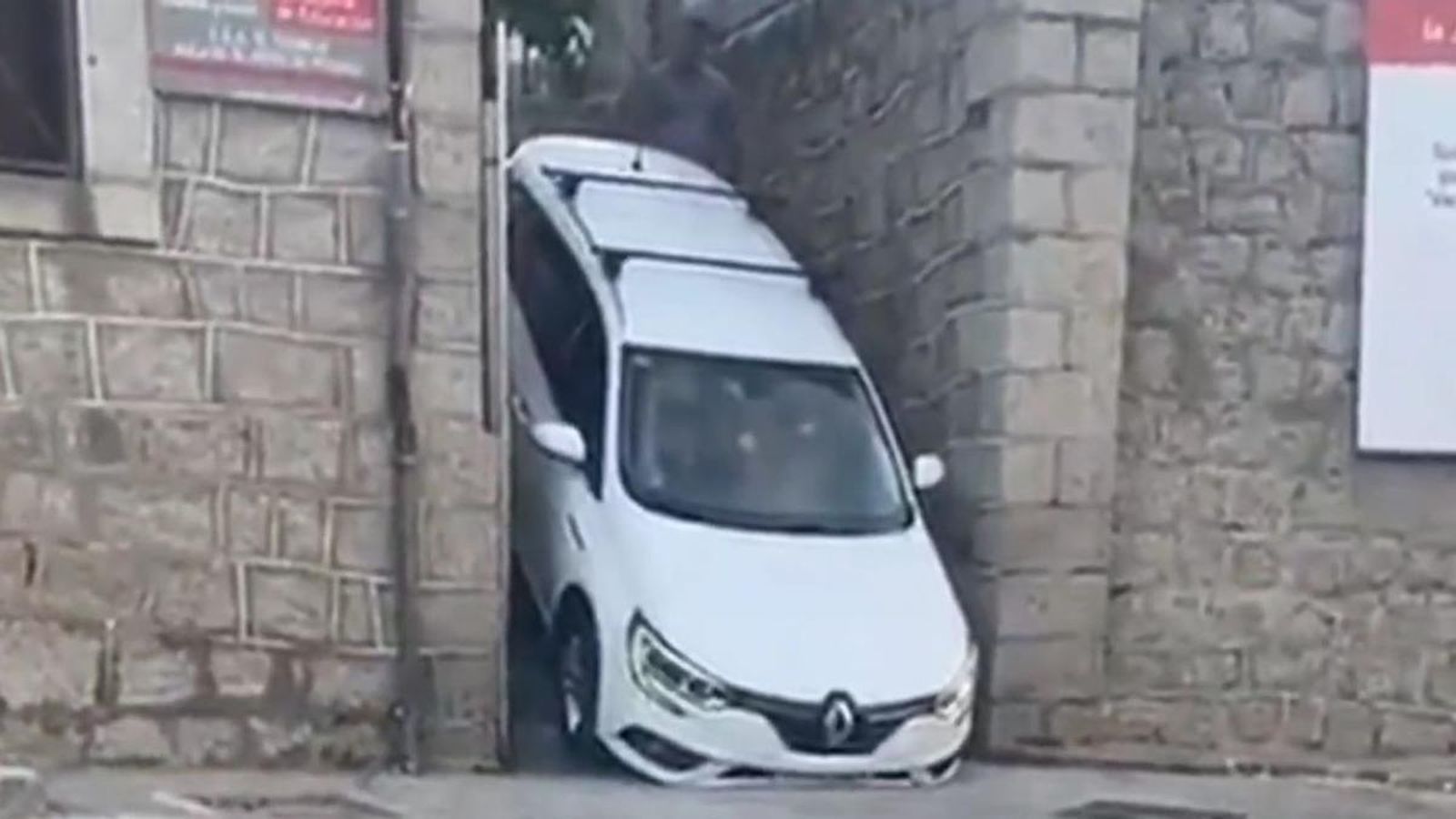 Un conductor atrapado en una calle de escaleras