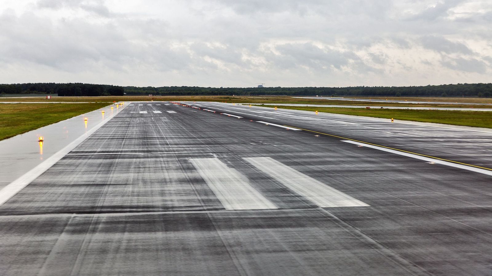 Barajas utiliza una técnica sostenible de limpieza en sus pistas pionera en Europa