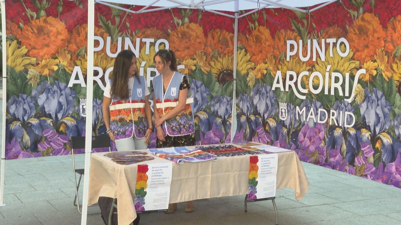 Madrid ondea la bandera LGTBI+ en la plaza de Pedro Zerolo y presenta los nuevos Puntos Arcoíris